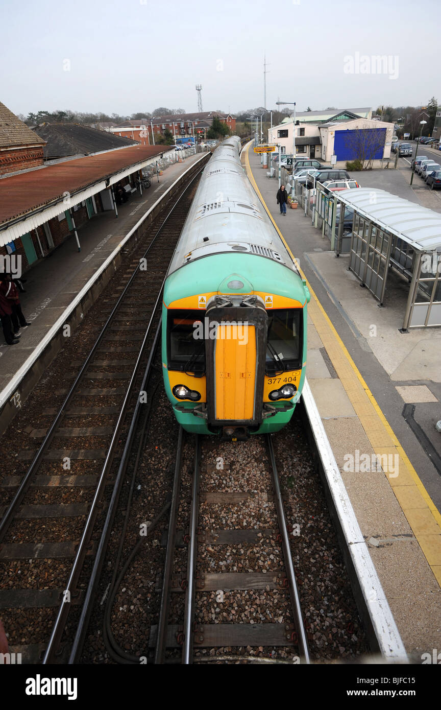 Zug kommt auf der Plattform des Billingshurst eine kleine Station in West sussex Stockfoto