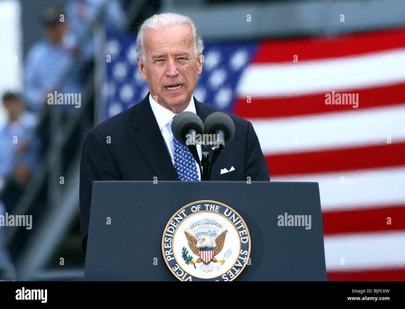 JOE BIDEN Vizepräsident BIDEN Rede in USS RONALD REAGAN Segler NAVAL AIR STATION NORTH ISLAND SAN DIEGO CA USA 14 Mai 200 Stockfoto