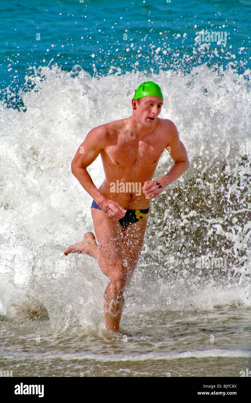 Ein Sommer Rettungsschwimmer Job Kandidat in Laguna Beach, Kalifornien, beendet seine Langdistanz Qualifikation schwimmen in kaltem Wasser. Stockfoto