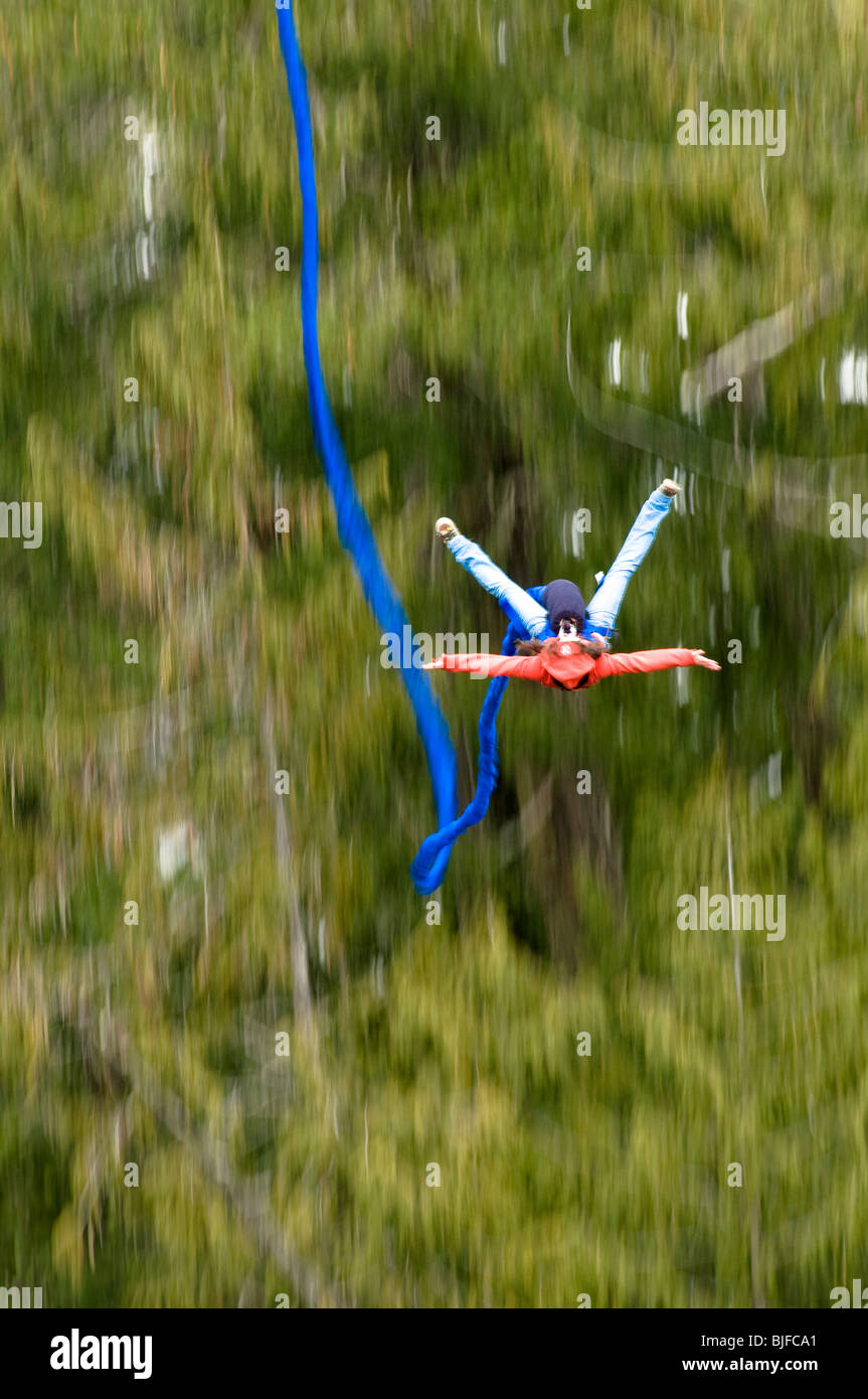 Dies ist ein Bild einer jungen Frau, die an einem Bungee-Seil springen. Stockfoto