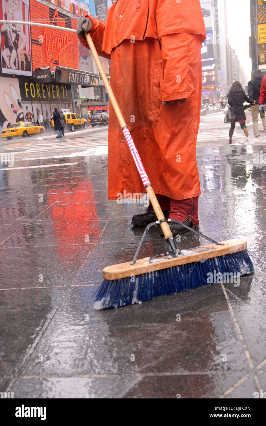 Public Worker Shoveling Snow, New York City, Times Square, February 2010 Stockfoto