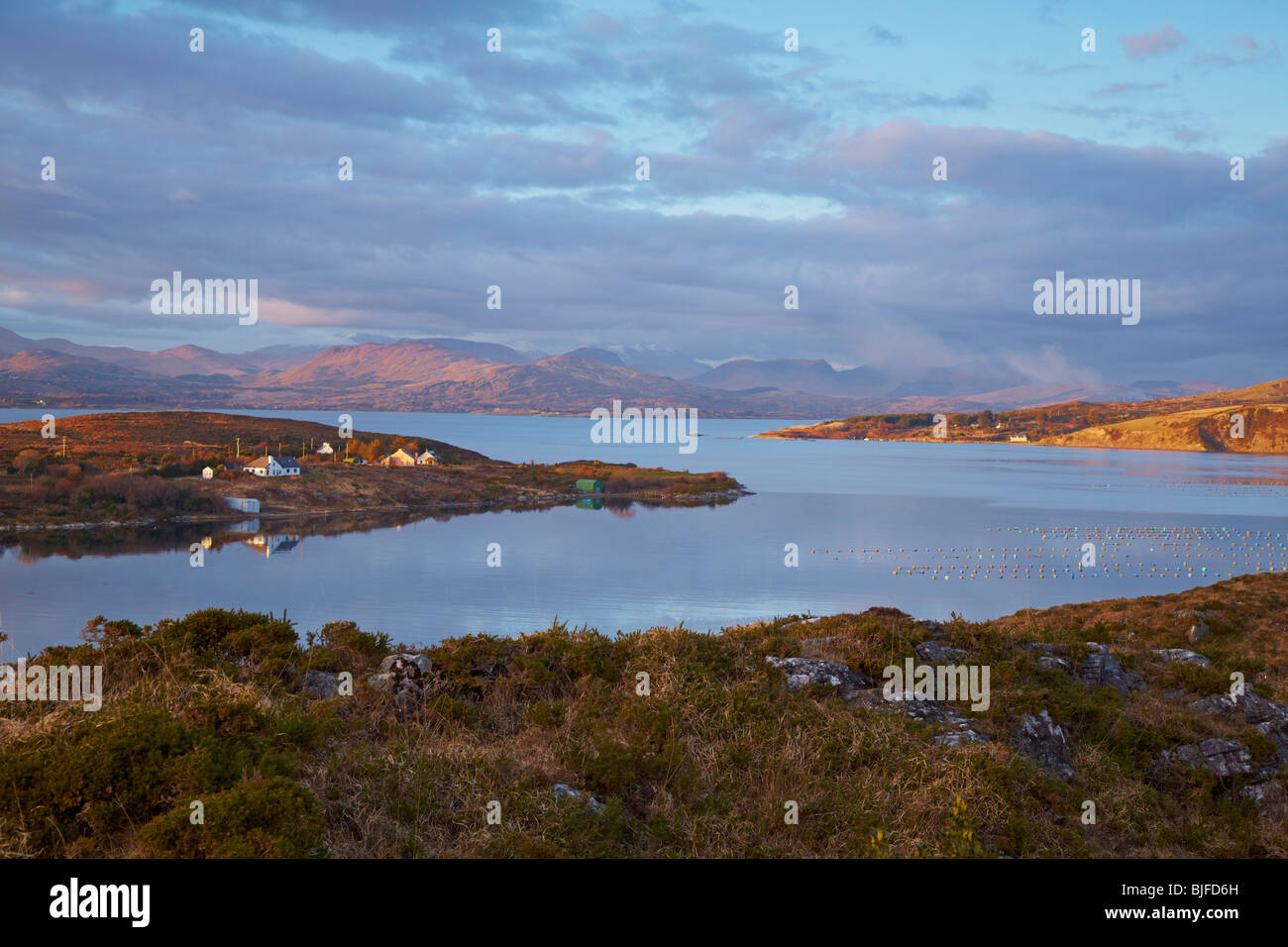 Kenmare Bay, Co.Kerry, Irland gebadet im Abendlicht Stockfoto