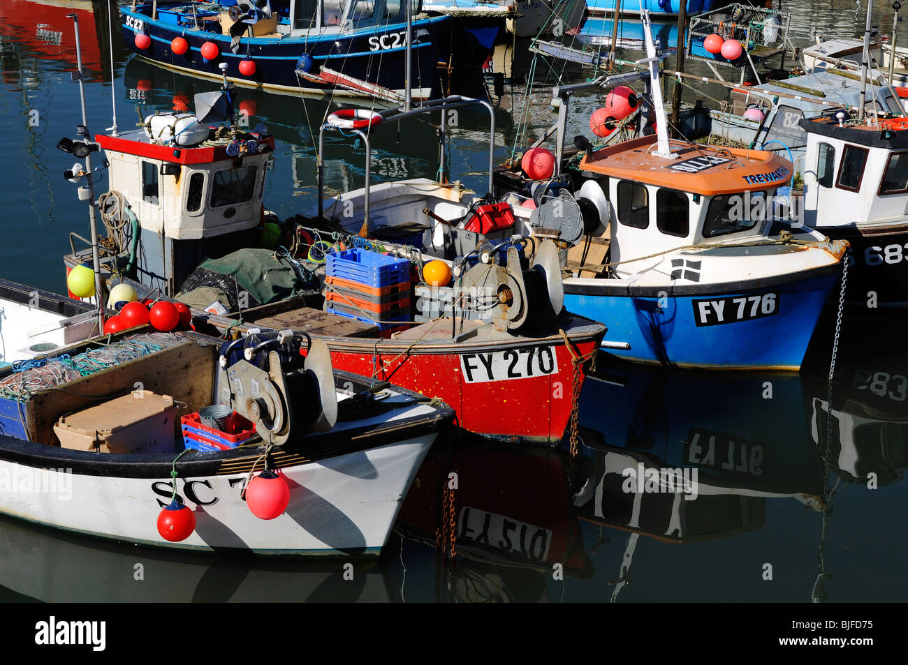 Angelboote/Fischerboote im Hafen von Mevagissey in Cornwall uk Stockfoto