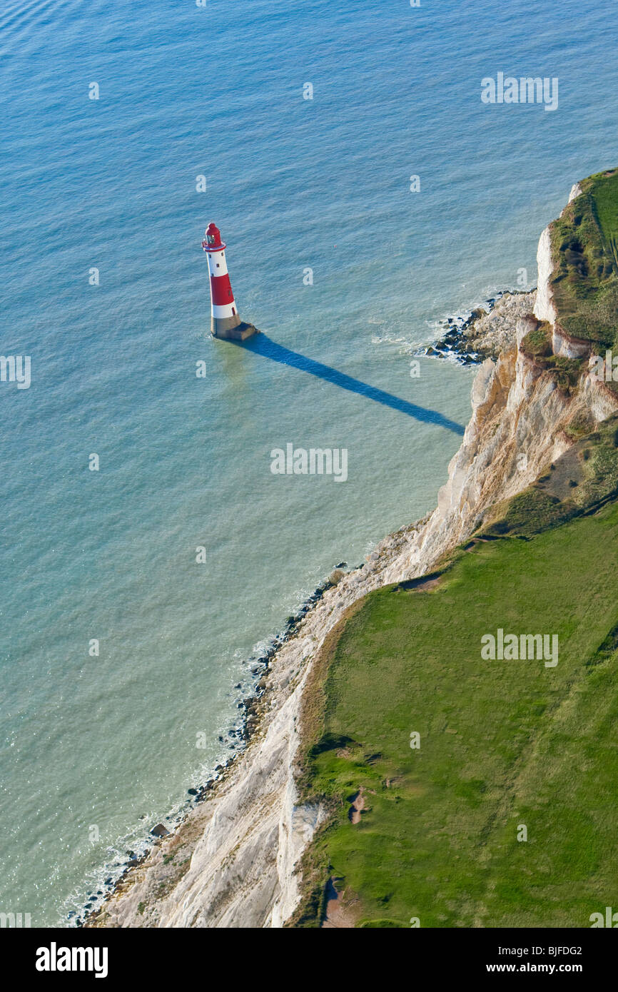 Luftaufnahme des Leuchtturms und Klippen von Beachy Head, in der Nähe von Eastbourne, East Sussex, England, Großbritannien Stockfoto