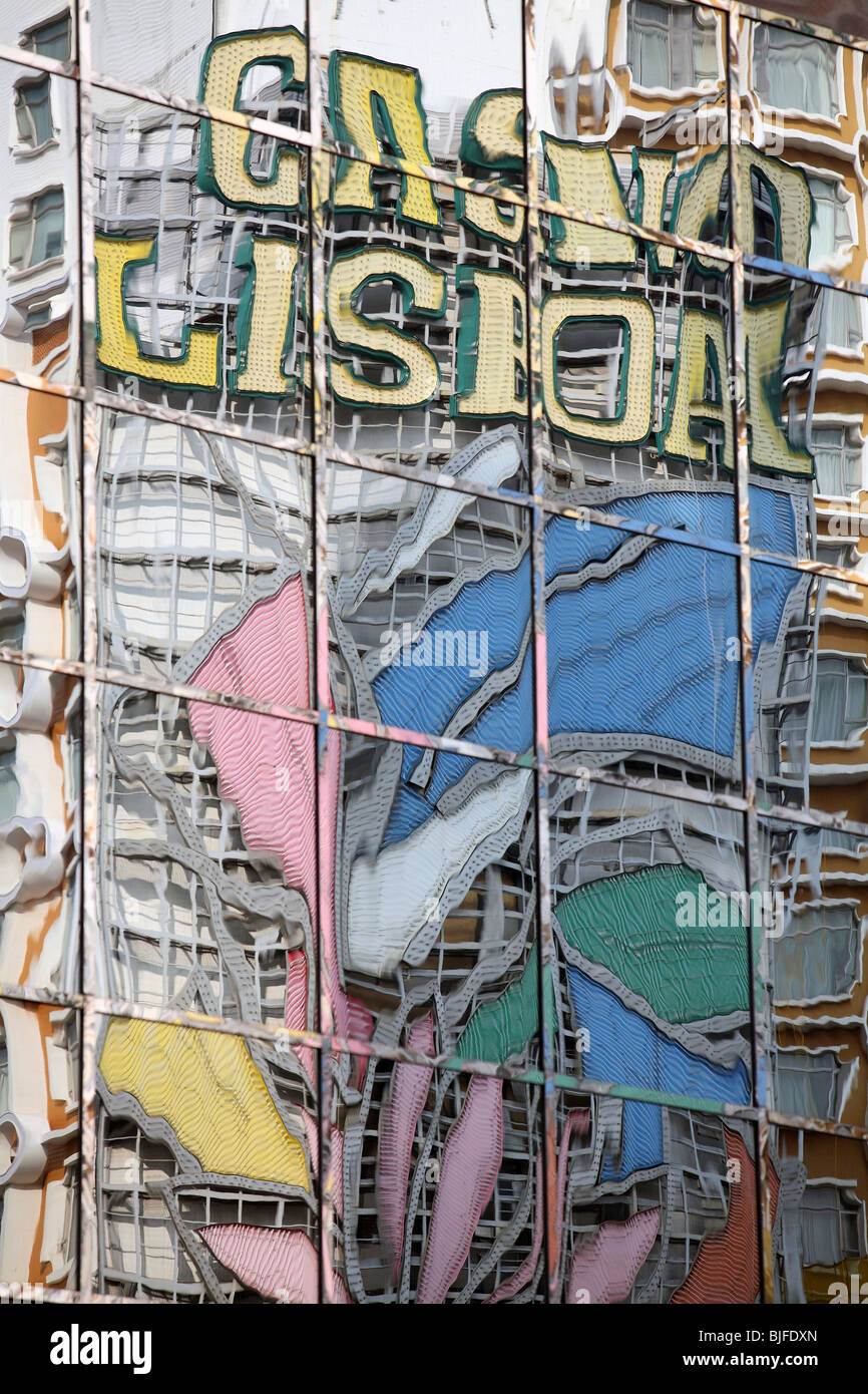 Beschriftung der Lisboa Casino spiegelt sich auf Windows, Macau, China Stockfoto