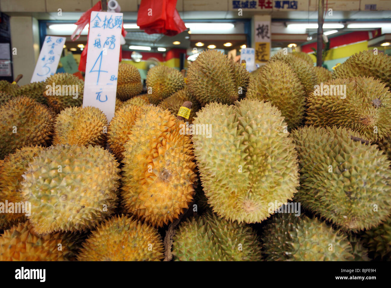 Durian-Früchte auf einem Straßenmarkt in Macao, China Stockfoto