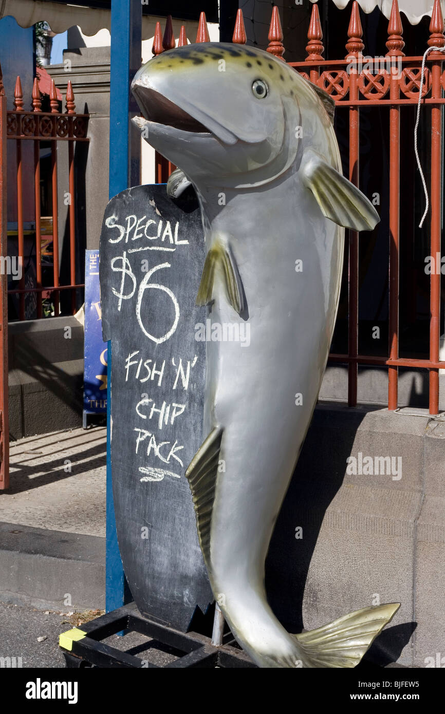 Fish &amp; Chips-Board vor einem Restaurant. Stockfoto