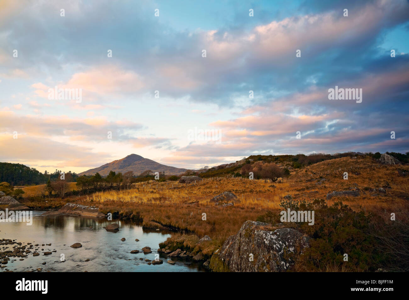 bunte Abendhimmel über Caha Berge, Co.Kerry, Irland Stockfoto