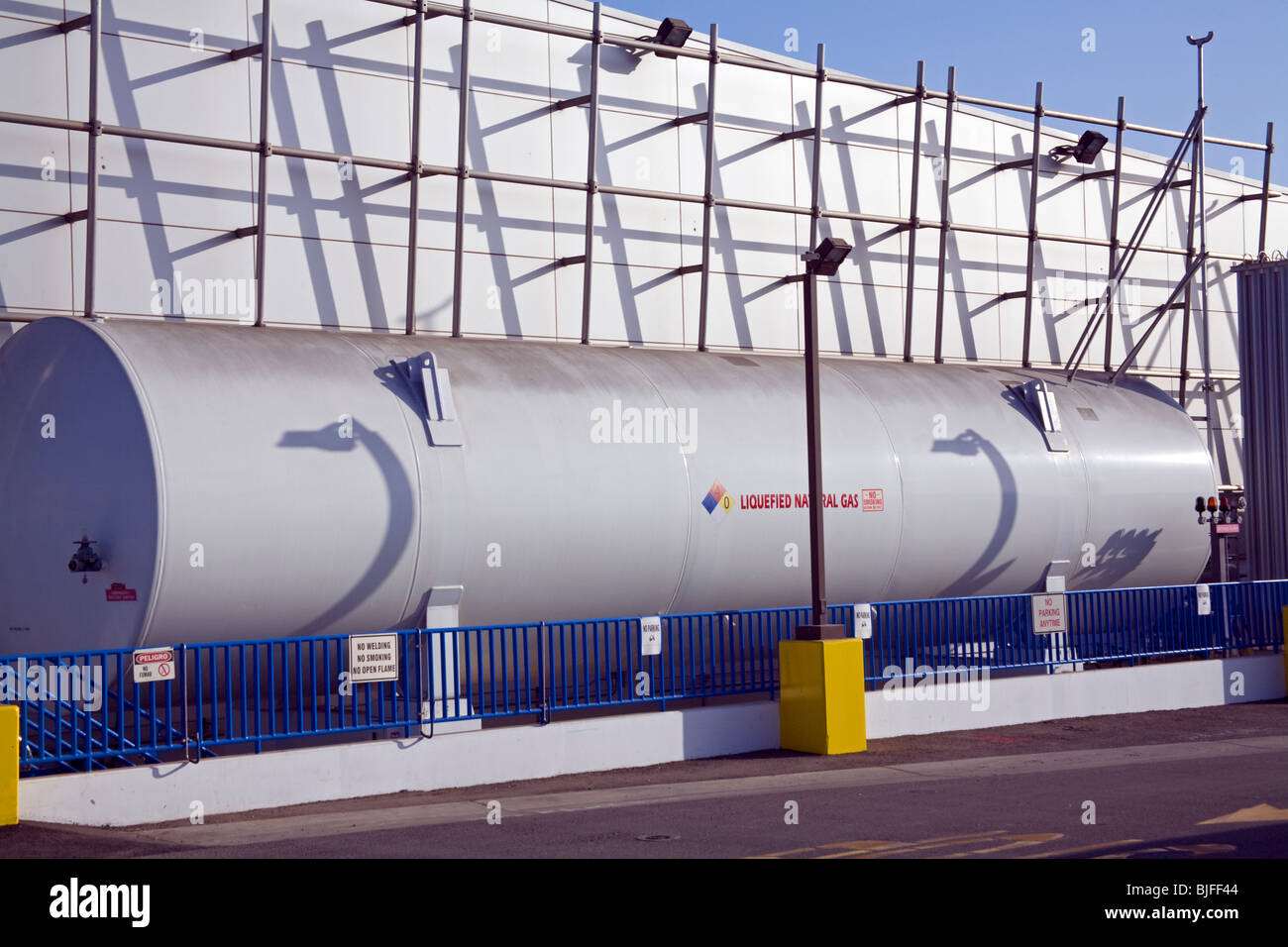 Verflüssigtes Erdgas (LNG) tanken Station am Big Blue Bus Terminal. Santa Monica, Los Angeles, Kalifornien, USA Stockfoto