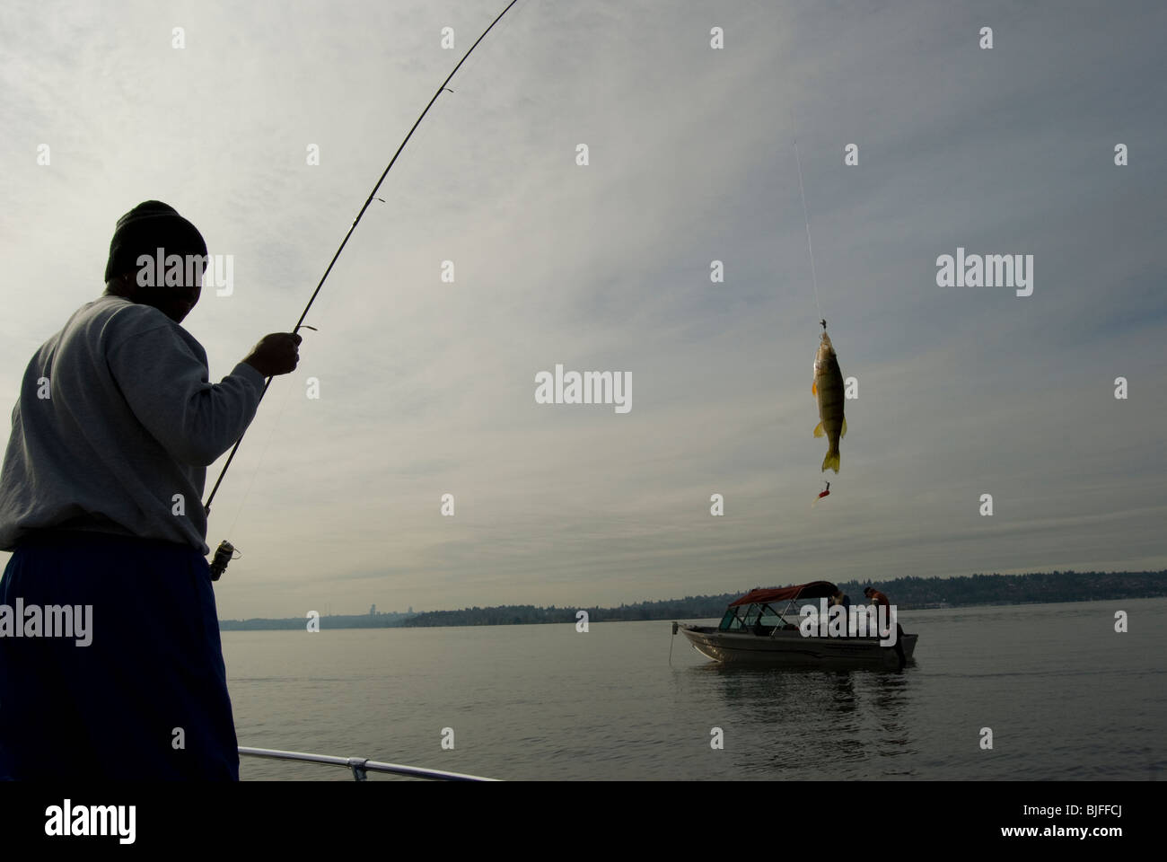 Barsch Angeln am Lake Washington in Juanita Bucht, Kirkland, Washington in der Nähe von Seattle. Stockfoto