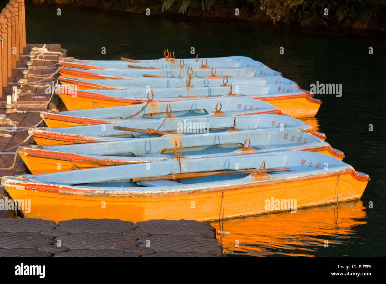 Bunte Boote aufgereiht am Dock, Pier. Stockfoto