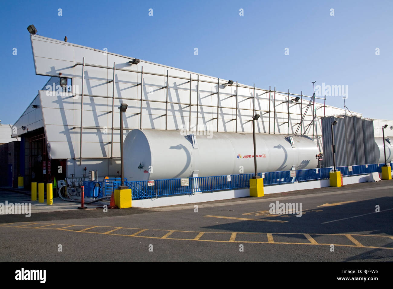 Verflüssigtes Erdgas (LNG) tanken Station am Big Blue Bus Terminal. Santa Monica, Los Angeles, Kalifornien, USA Stockfoto