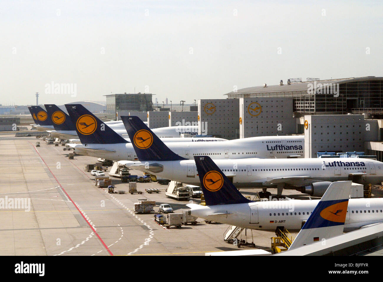 Lufhansa-Flugzeuge auf dem Flughafen in Frankfurt Am Main, Deutschland Stockfoto