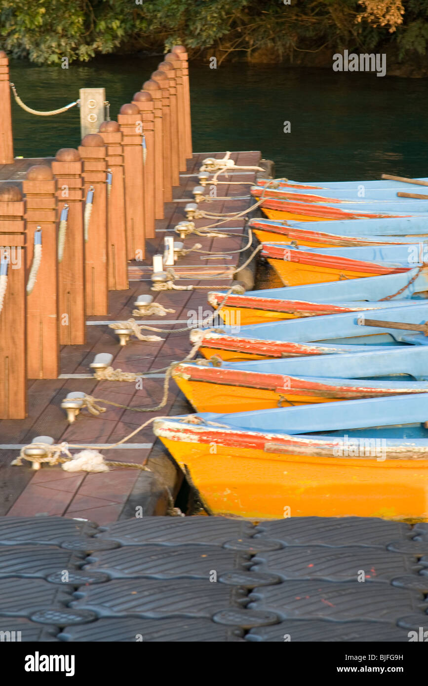 Bunte Boote aufgereiht am Dock, Pier. Stockfoto