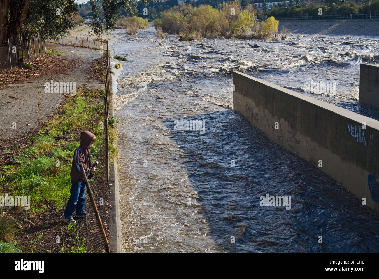Erhöhung der Strömungen und Wasser drastisch steigen in Los Angeles River bei Gewitter. Glendale Narrows. Los Angeles Stockfoto
