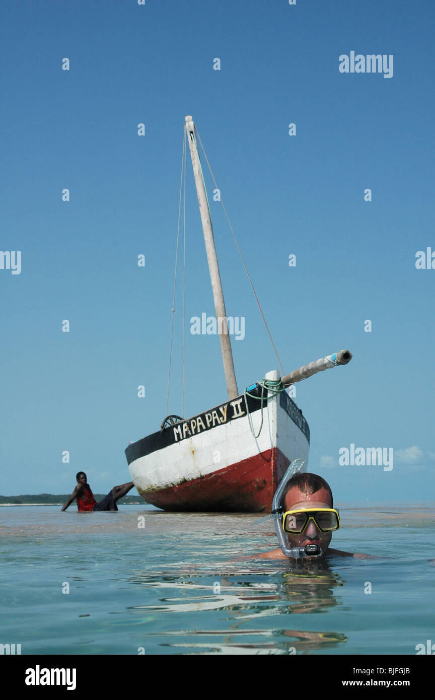 Ein Tourist genießt einen kühlen unten in den klaren Gewässern von seiner Dhow Safari. Bazaruto Archipel, Mosambik, Afrika Stockfoto