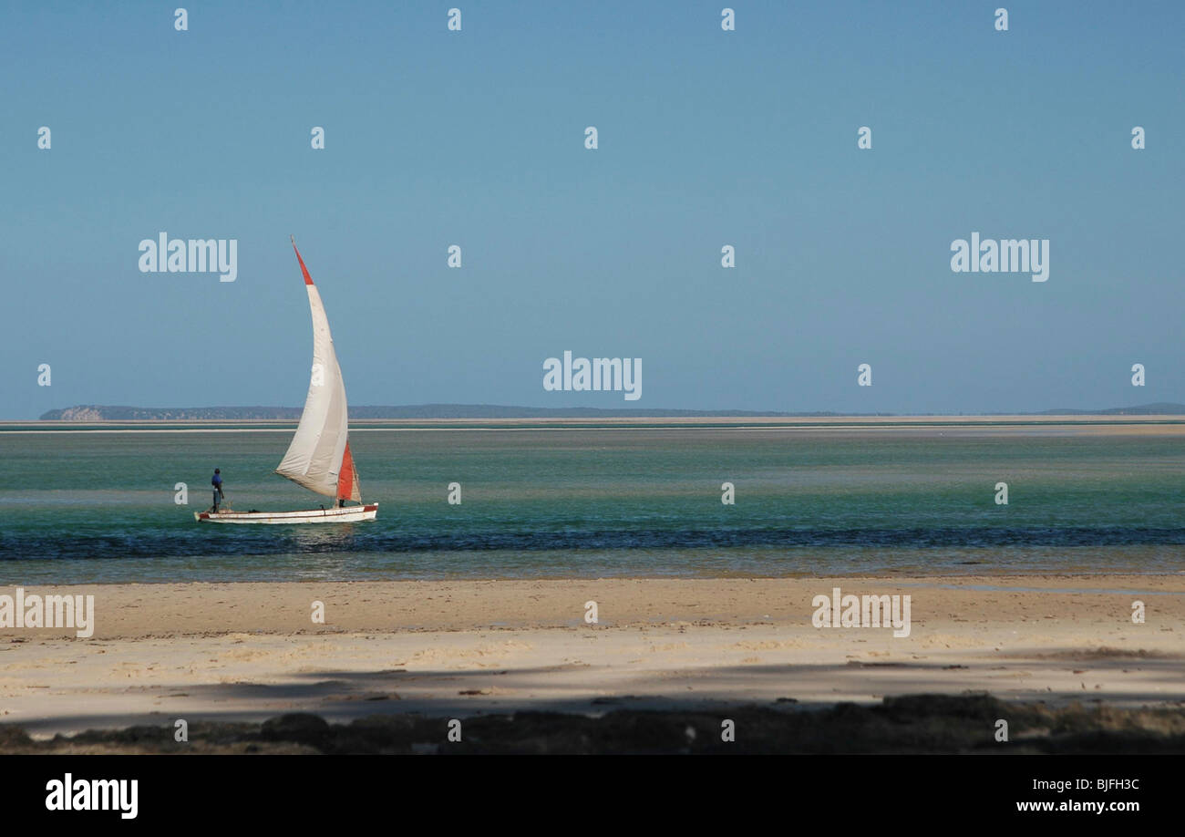 Vilankulo Strand, Blick auf das türkisfarbene Wasser in Richtung der Inseln des Bazaruto Archipels. Vilankulo, Mosambik Stockfoto