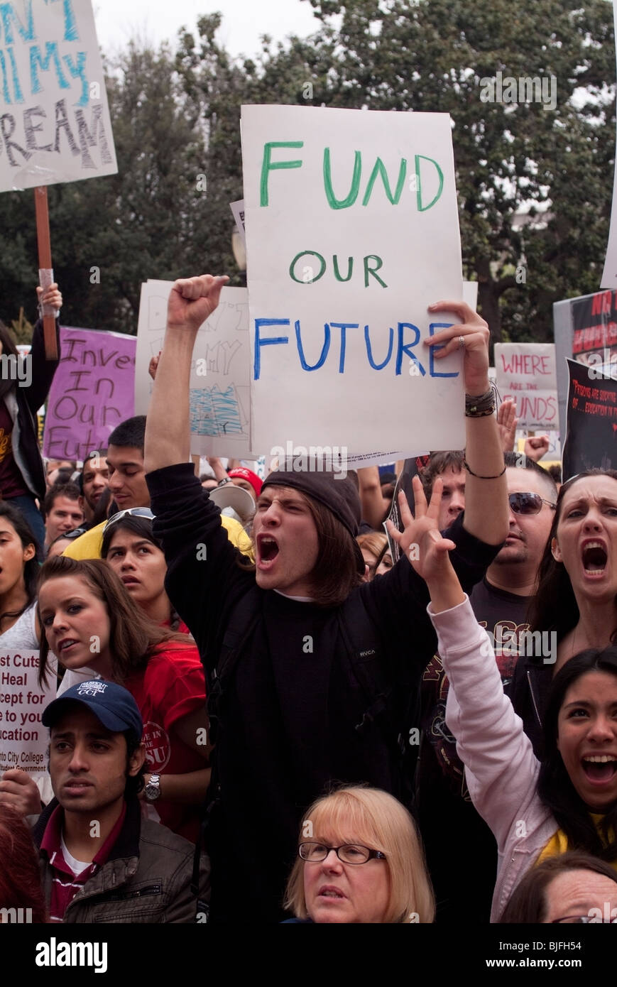 März am März demonstrieren mehr als 5.000 Studenten gegen Haushaltskürzungen des State Capitol in Sacramento, Kalifornien. Stockfoto