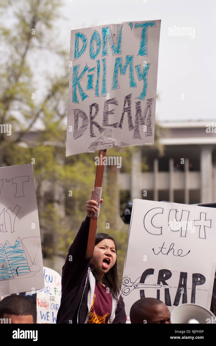 März am März demonstrieren mehr als 5.000 Studenten gegen Haushaltskürzungen des State Capitol in Sacramento, Kalifornien. Stockfoto