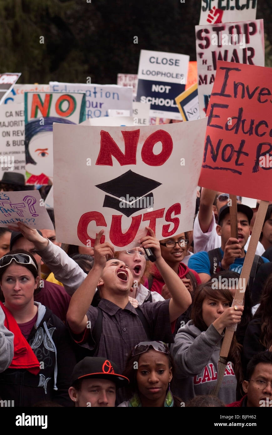 März am März demonstrieren mehr als 5.000 Studenten gegen Haushaltskürzungen des State Capitol in Sacramento, Kalifornien. Stockfoto