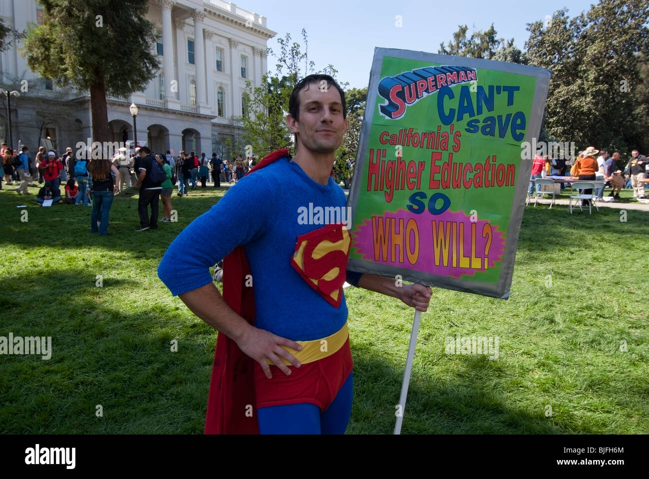 Student als Superman verkleidet bei einer Demonstration wo mehr als 5.000 California Studenten protestierten, Budgetkürzungen und höhere Gebühren. Stockfoto