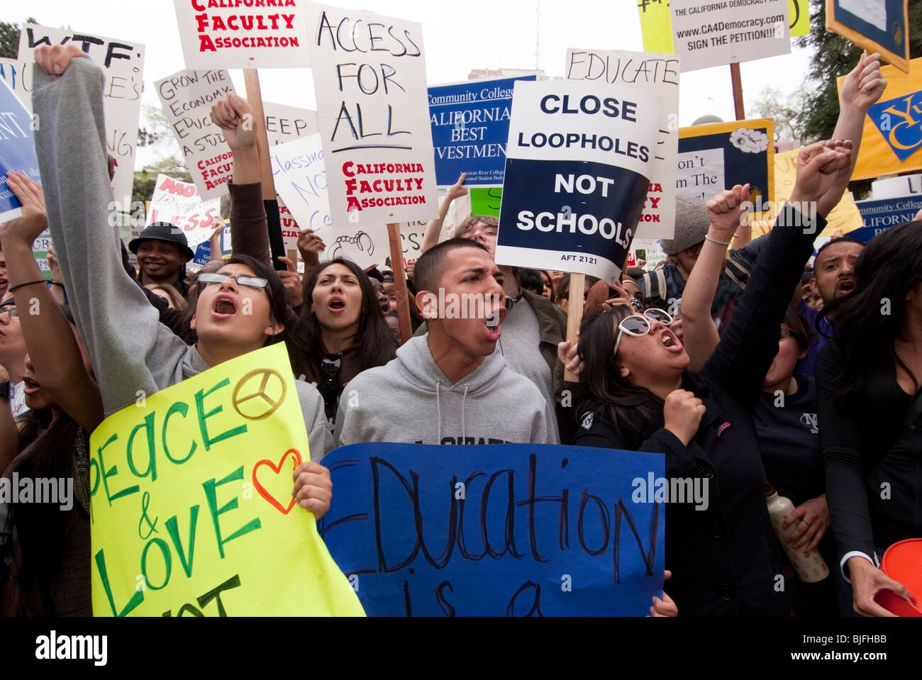 März am März demonstrieren mehr als 5.000 Studenten gegen Haushaltskürzungen des State Capitol in Sacramento, Kalifornien. Stockfoto