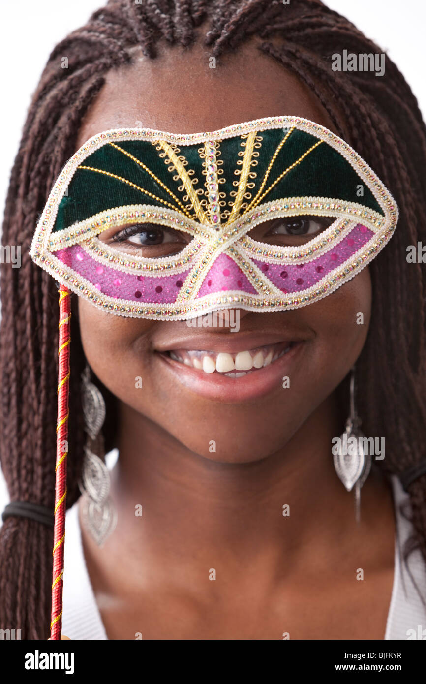 Afro American Teenager-Mädchen mit einer venezianischen Maske Stockfoto