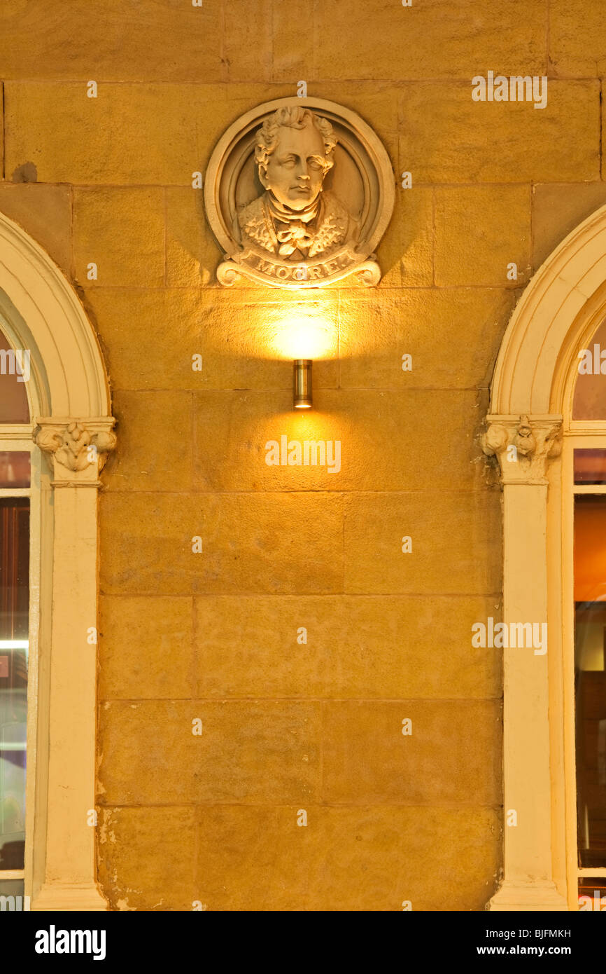 Geschnitzten Kopf auf der Seite der Yorkshire-Haus, einer ehemaligen Lagerhalle Leinen, Belfast, Nordirland Stockfoto