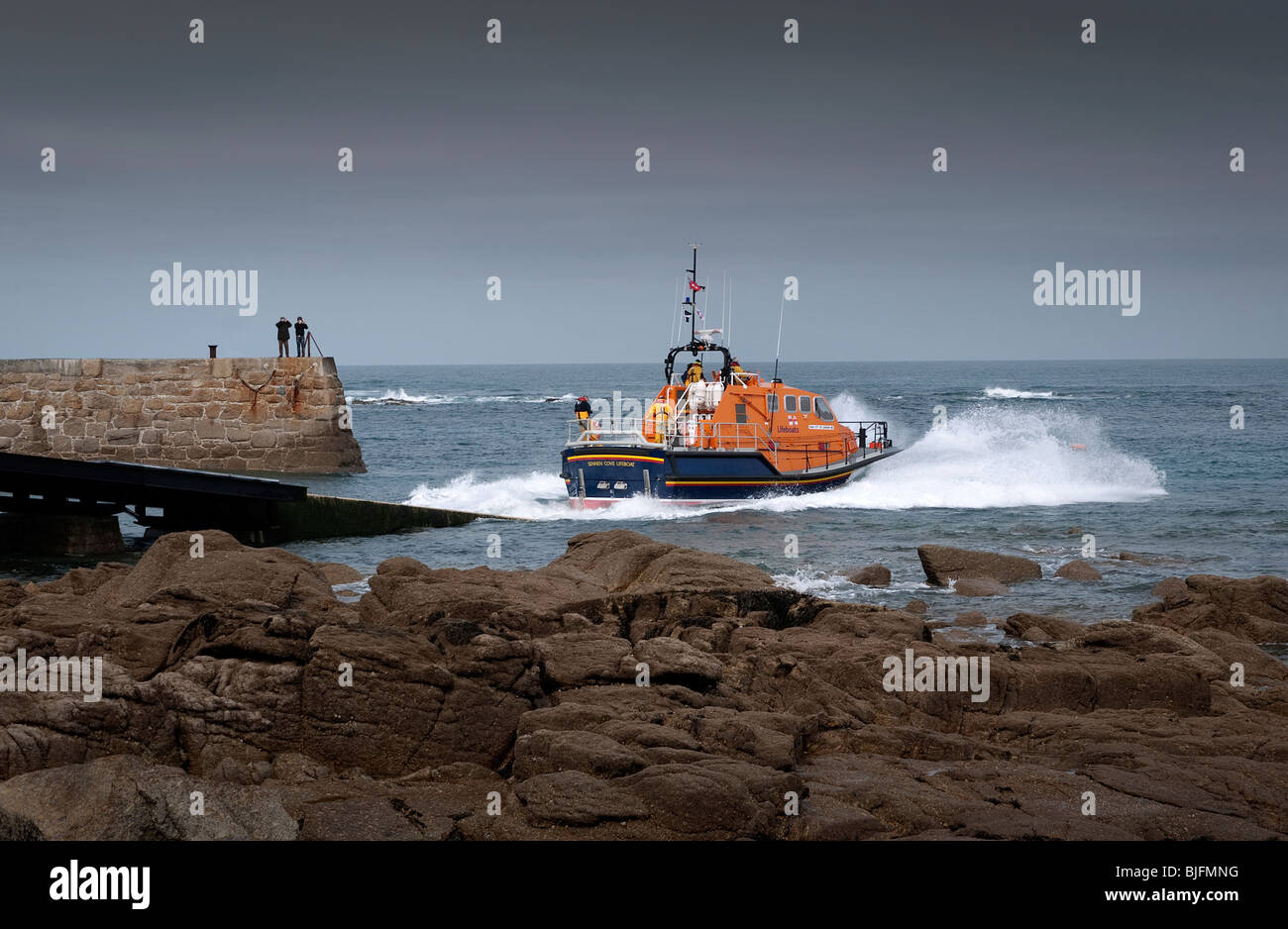 Rettungsboot an der Sennen Cove Cornwall in England ins Leben gerufen Stockfoto