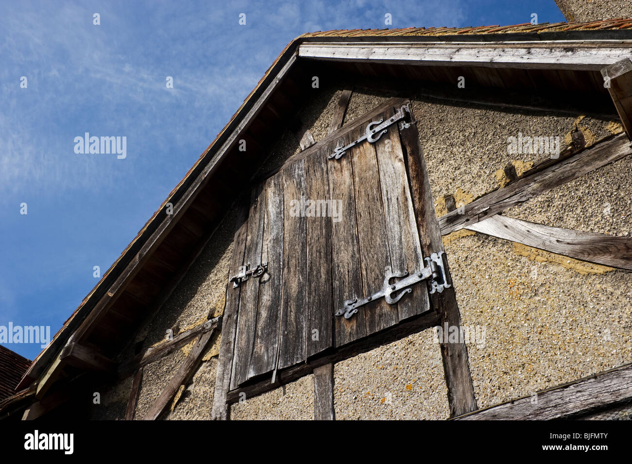 Detail eines alten Fachwerkhaus Gebäude früher einen Getreidespeicher in Little Missenden Dorf, Böcke, alte hölzerne Getreidespeicher Tür noch sichtbar Stockfoto