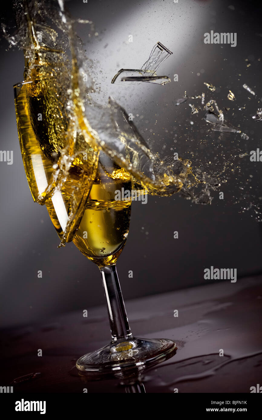 Zerberstendes Glas Champagner Stockfoto
