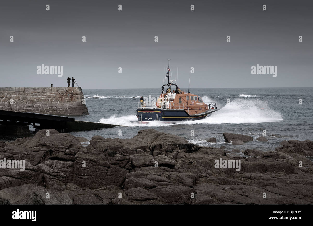Rettungsboot an der Sennen Cove Cornwall in England ins Leben gerufen Stockfoto