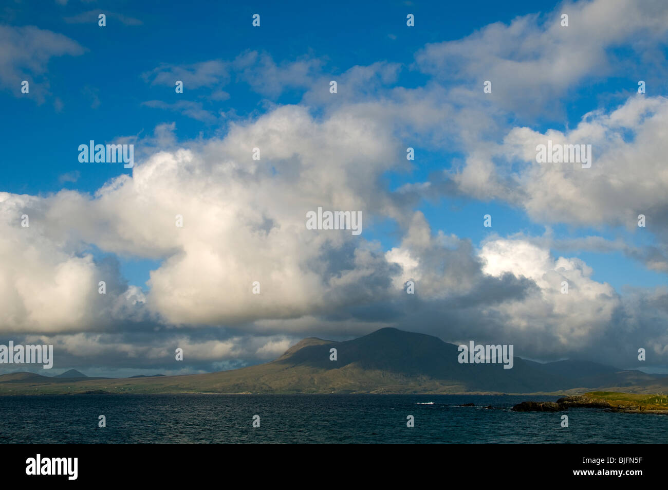 Cumulus-Wolken über Mweelrea Berg von Renvyle Strand, Connemara, County Galway, Irland Stockfoto