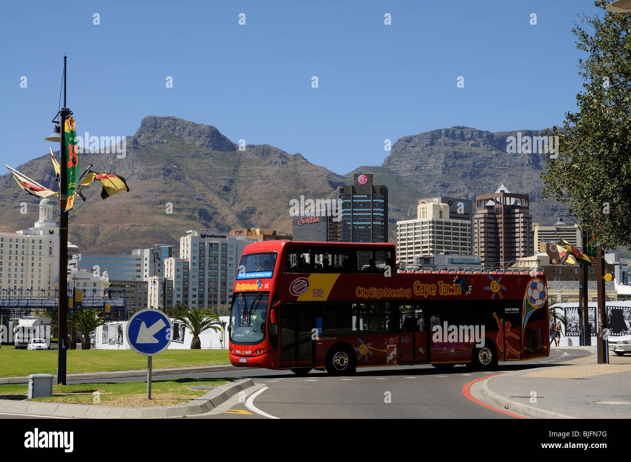 Rote Hop-on Hop-off Sightseeing Touristenbus im Stadtzentrum von Kapstadt Südafrika Stockfoto