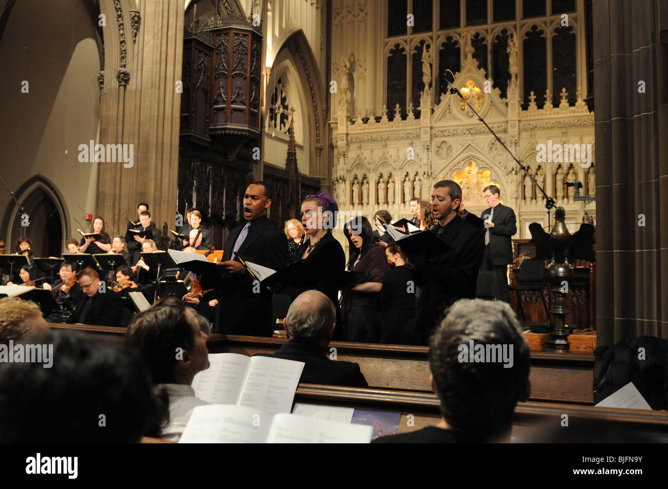 Die Trinity Choir und Trinity Baroque Orchestra Durchführung Bachs Johannes-Passion in der Trinity Church in Lower Manhattan. Stockfoto