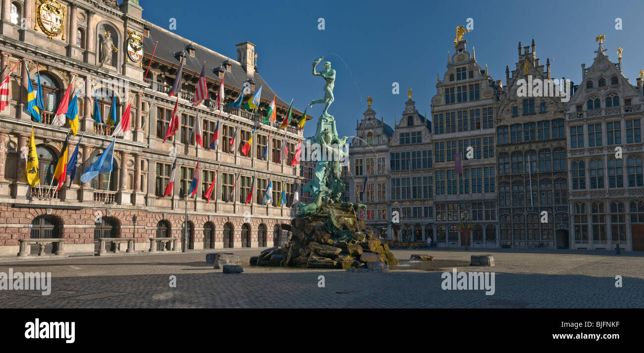 Brabo-Brunnen, Stadhuis und Zunfthäuser Grote Markt Antwerpen-Belgien Stockfoto