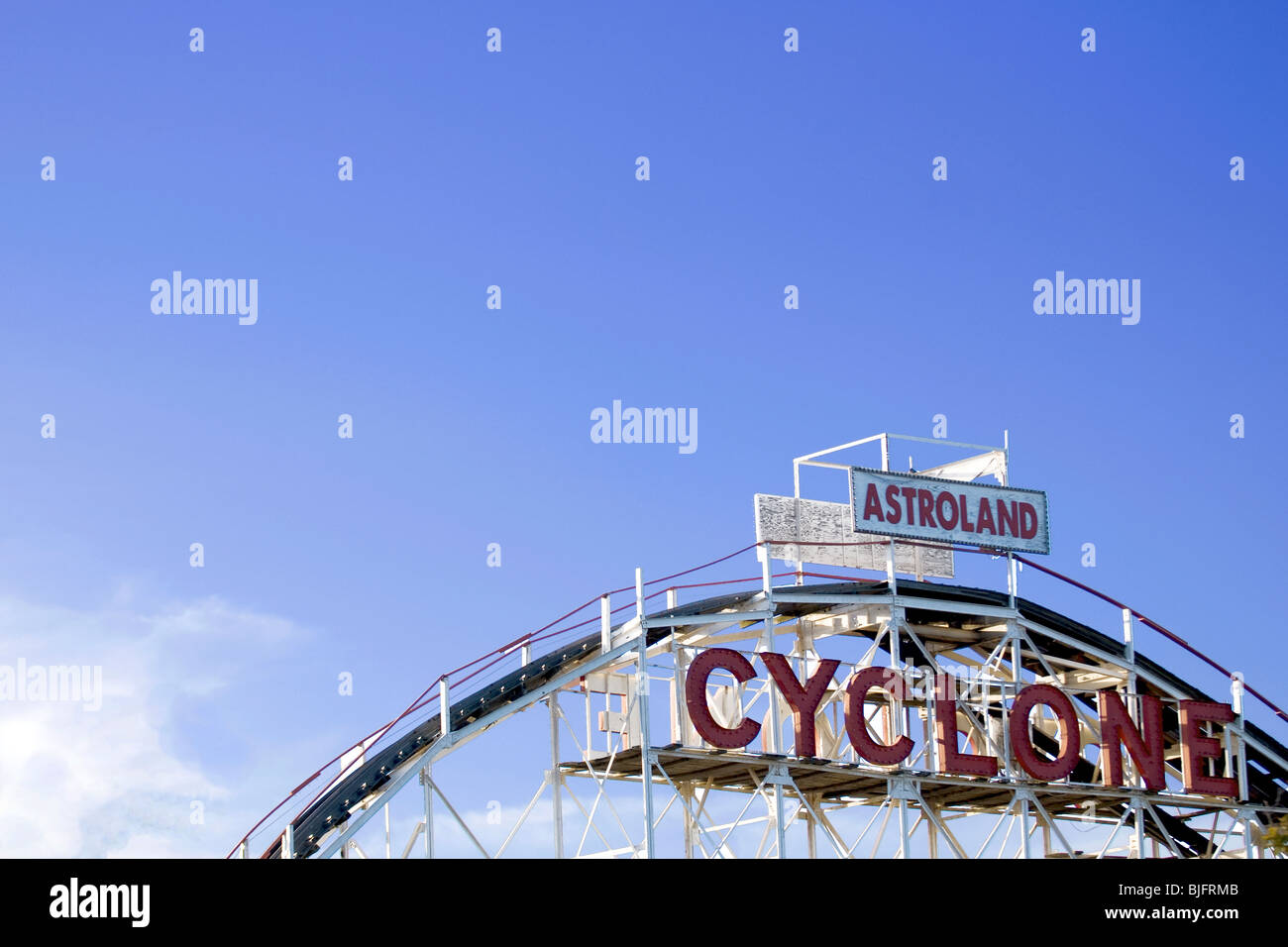 Spitze der Cyclone Roller Coater auf Astroland, Vergnügungspark Coney Island, New York - September 2009 Stockfoto