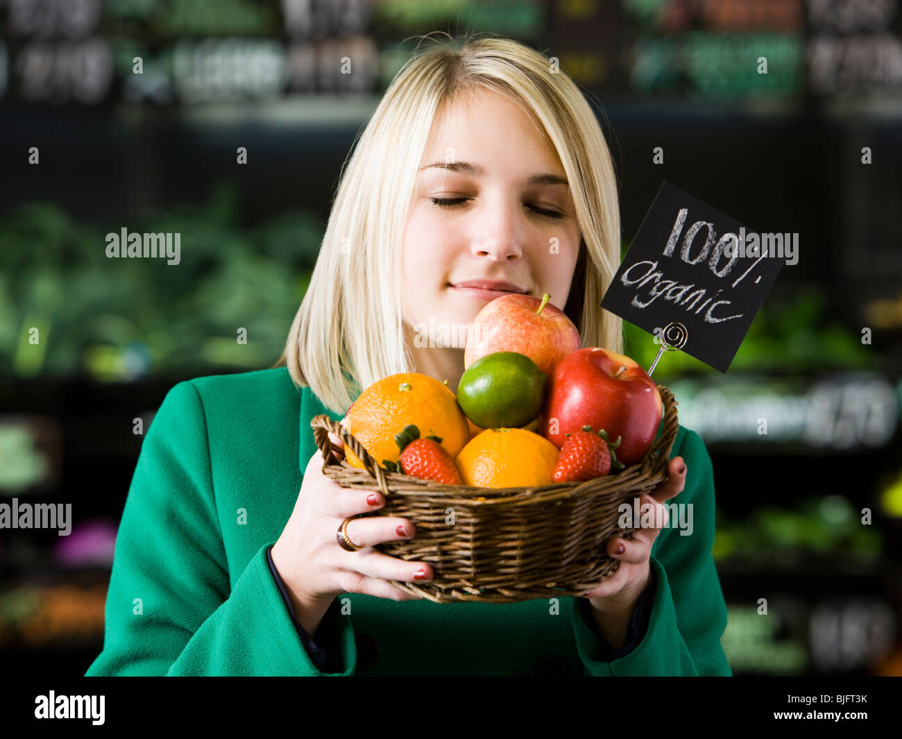 Frau mit einem Korb mit Bio-Obst Stockfoto