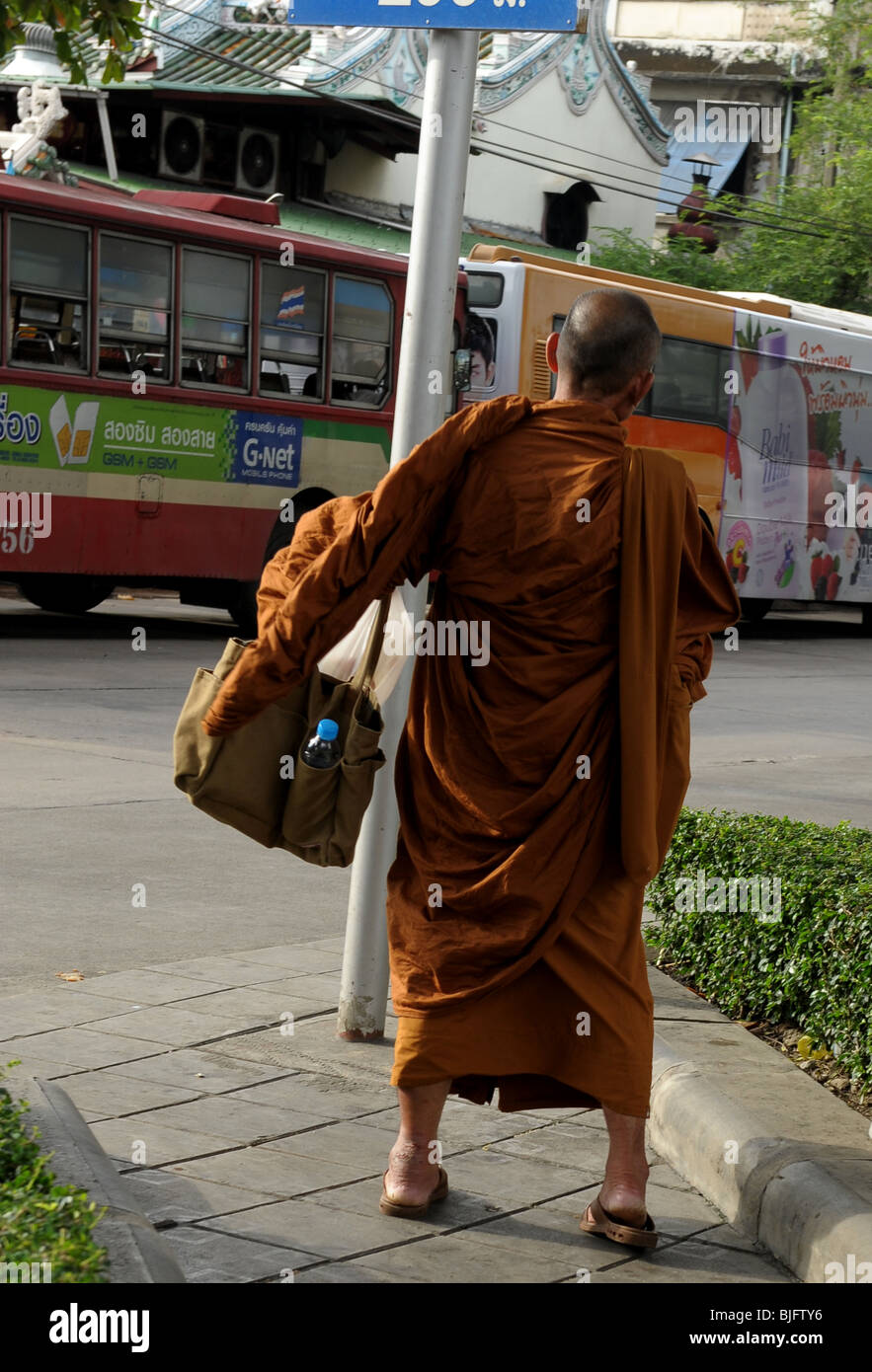 Mönch warten auf Bus außerhalb Klong Toei Markt, Straßenszene Bangkok, Bangkok, thailand Stockfoto