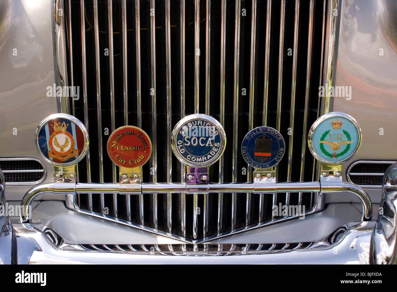 Hell poliertem Chrom Kühler Grill Stoßstange und Oldtimer-Rallye Abzeichen auf Oldtimer Stockfoto