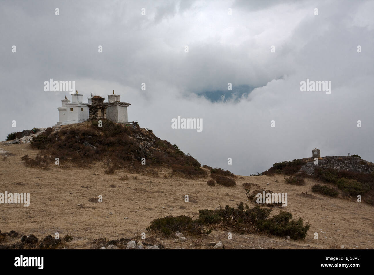 Alte buddhistische Schreine verloren in den Bergen von Nepal Stockfoto