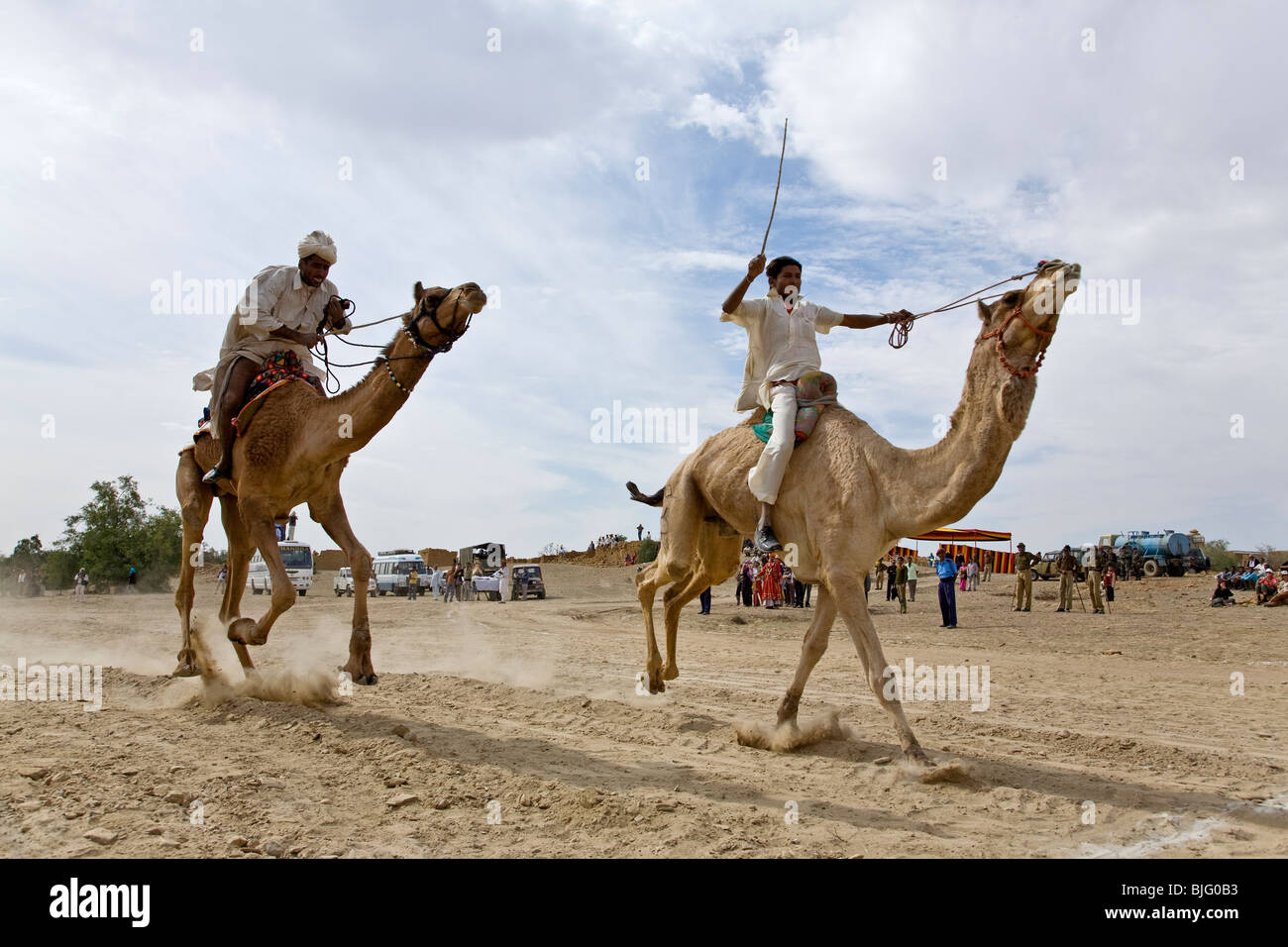 Kamelrennen. Sam Sanddünen. Jaisalmer Wüste Festival. Rajasthan. Indien Stockfoto