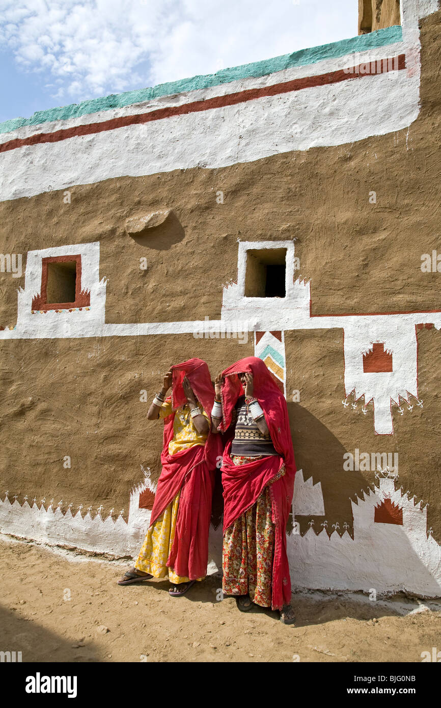 Indische Frauen und traditionelle Haveli (Haus). Khuri Dorf. Rajasthan. Indien Stockfoto