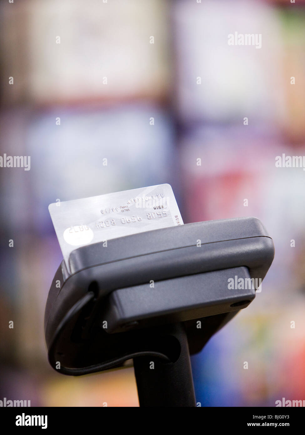 Kreditkarte in einer POS-Maschine Stockfoto