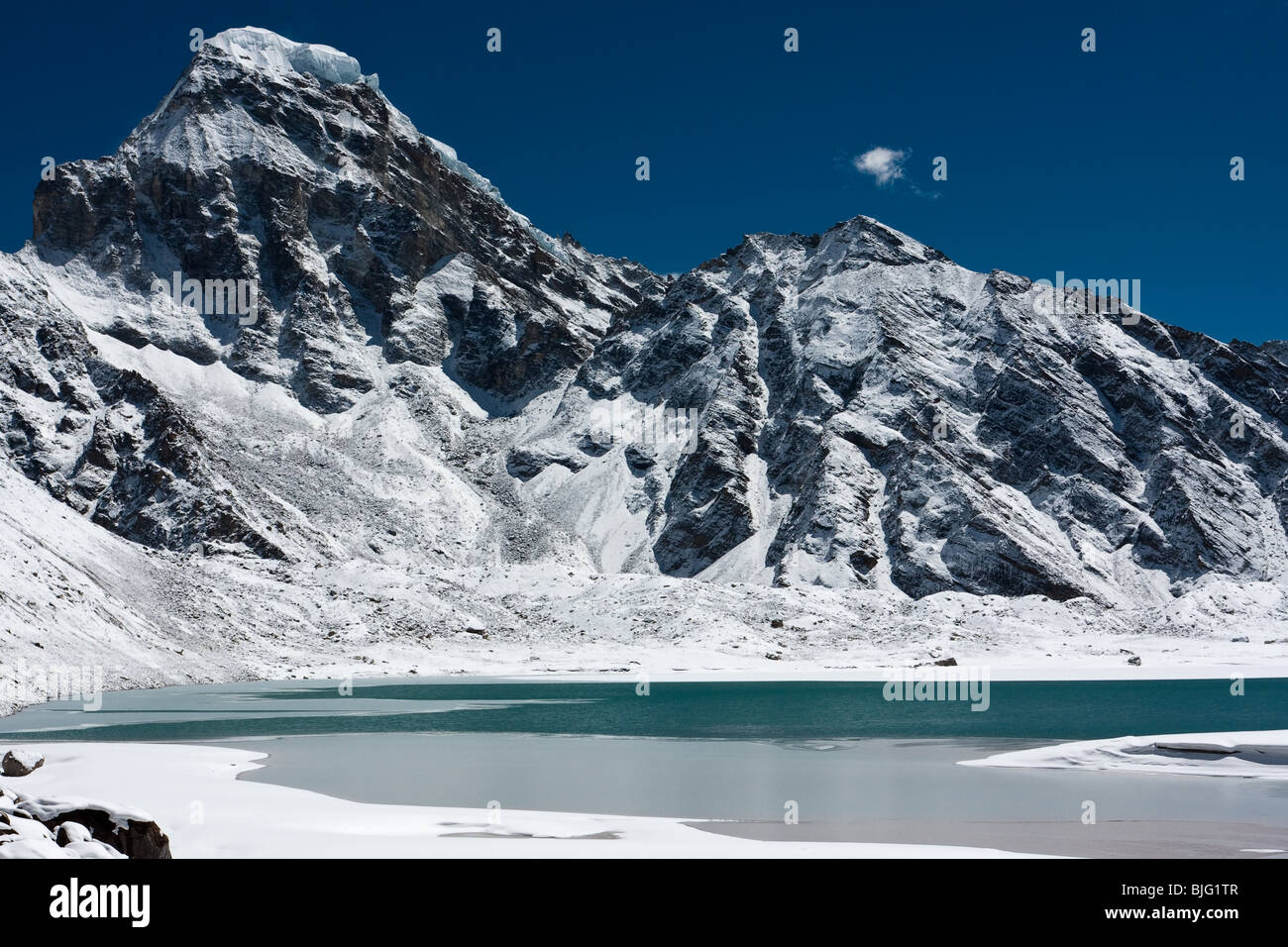 Hohen schneebedeckten Berg über vereiste See, Himalaya, Nepal. Stockfoto