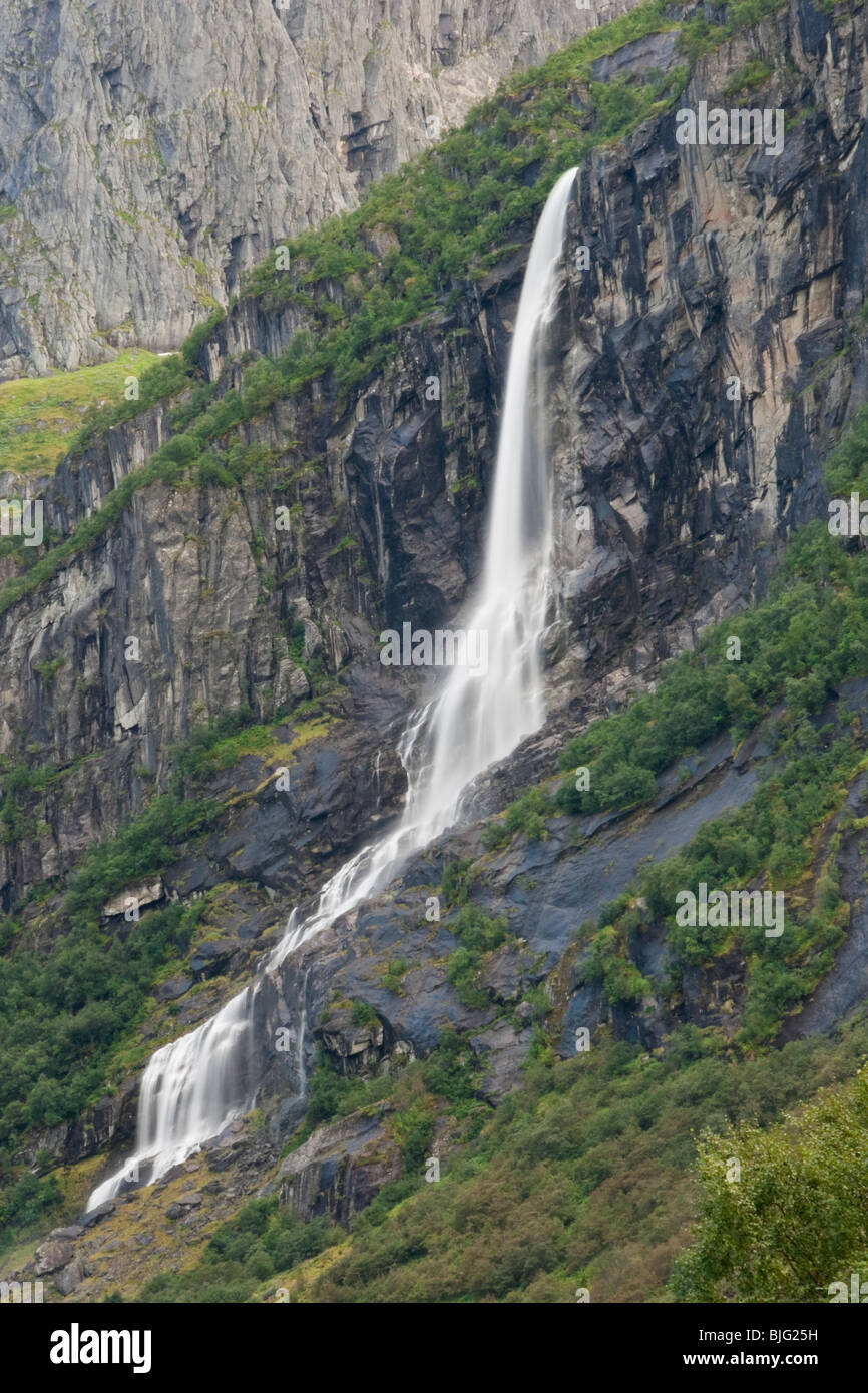 Der Wasserfall von einem Gletscher Briksdal, Nationalpark Jostedal, Norwegen Stockfoto