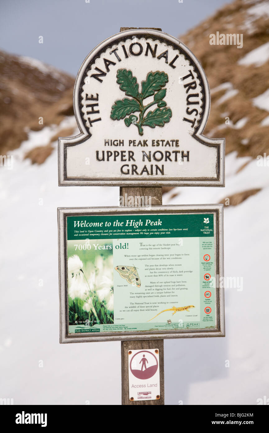 Winter am Bleaklow in Derbyshire Peak District. National Trust Zeichen für oberen Norden Korn Stockfoto