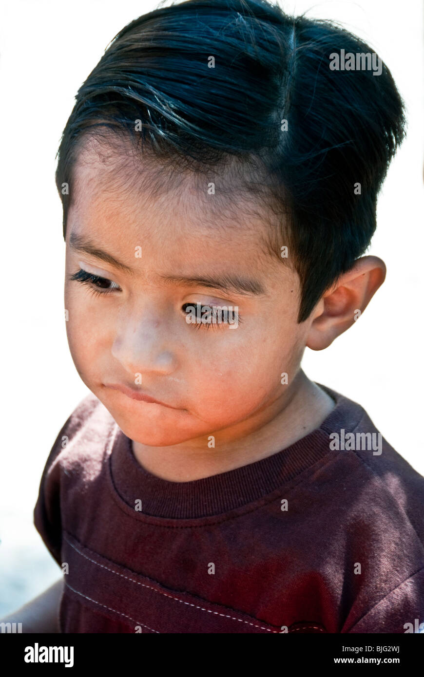 Straße Porträt von kleinen dunklen Augen mexikanischen jungen mit großen Ohren & wehmütigen Ausdruck Oaxaca Mexico Stockfoto