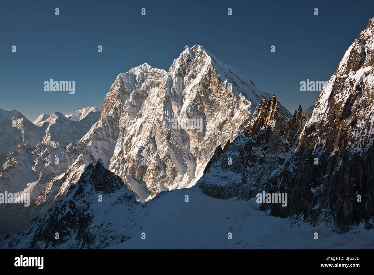 Hohen und steilen Berghang beleuchtet von Morgensonne, Himalaya, Nepal Stockfoto