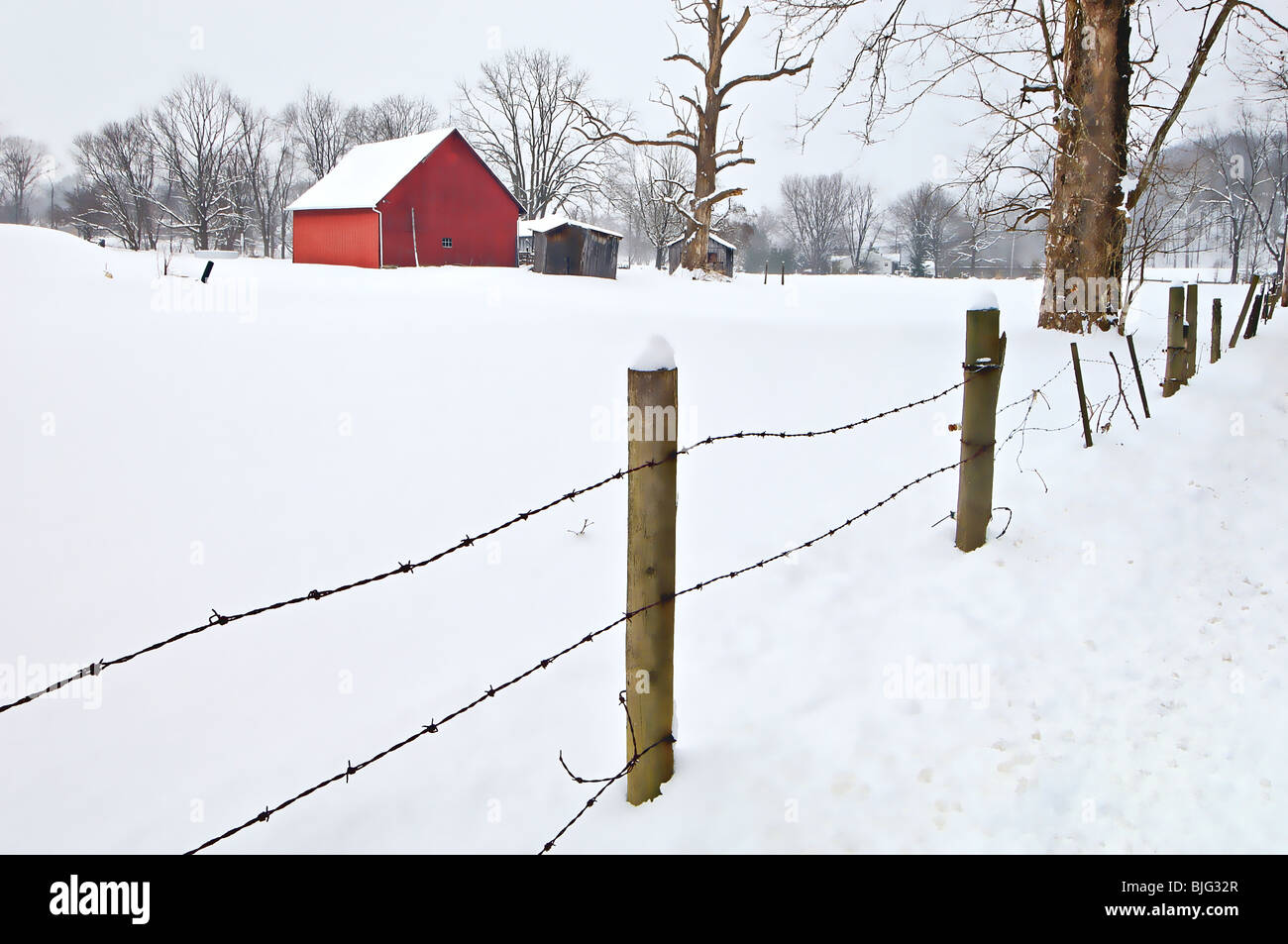 Aquarell-Effekt der roten Scheune und Zaun in den Schnee in Floyd County, Indiana Stockfoto